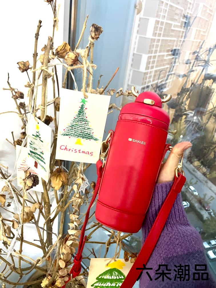 Creative And Cute Christmas Antlers Decorated Women's Large-Capacity Portable Straw Water Cup And Fashionable Crossbody Water Cup Application Scenario