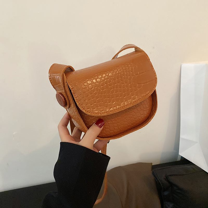 2021 Winter new trendy and versatile single-shoulder bag, ins bag, women's fashionable retro crossbody bag, elegant saddle bag for women