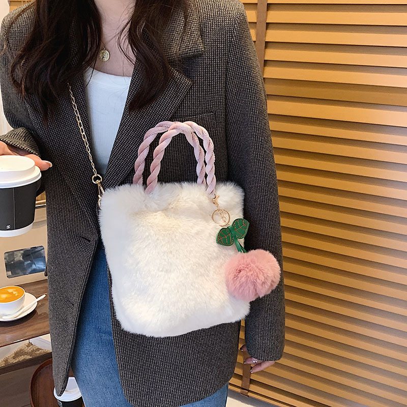 Otoño invierno premium sense red cereza peluche bolso mujer 2021 nuevo moda moda un hombro crossbody bucket bag details Picture