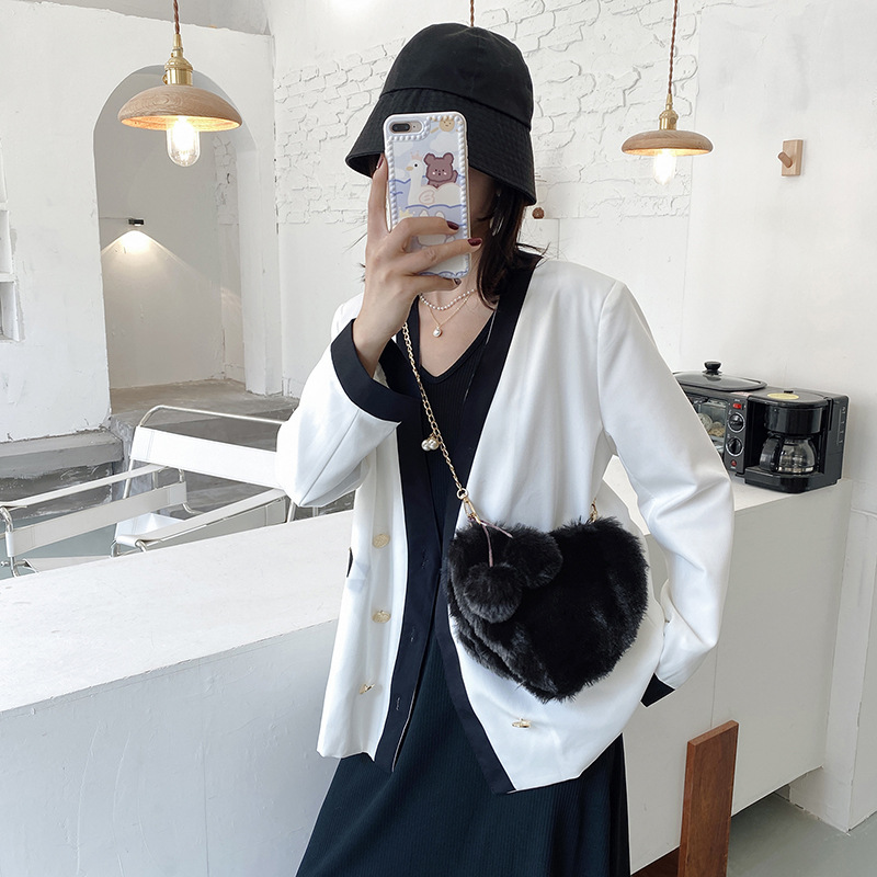 Linda chica peluche bolsa pequeña bolsa de las mujeres 2021 nuevo estilo de moda coreano versión de lana cadena bolsa crossbody bolsa de corazón details Picture
