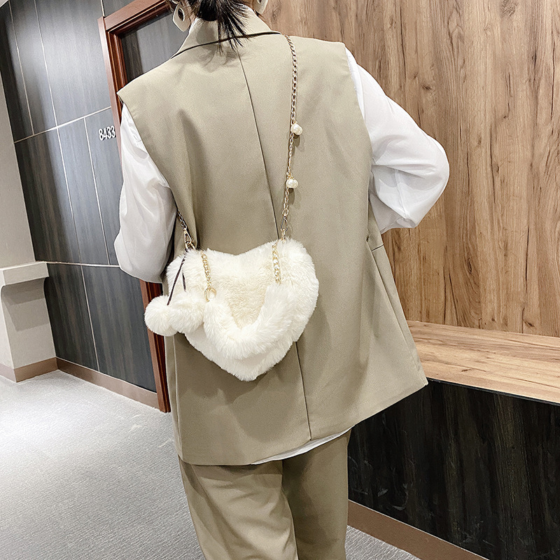 Linda chica peluche bolsa pequeña bolsa de las mujeres 2021 nuevo estilo de moda coreano versión de lana cadena bolsa crossbody bolsa de corazón Specification image