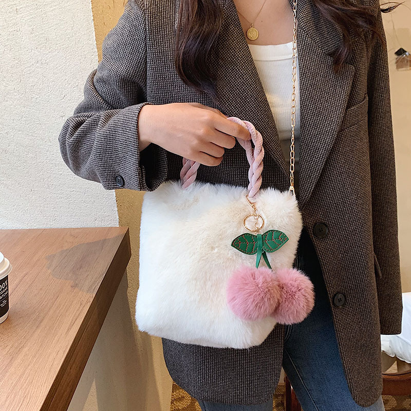 Otoño invierno premium sense red cereza peluche bolso mujer 2021 nuevo moda moda un hombro crossbody bucket bag Specification image