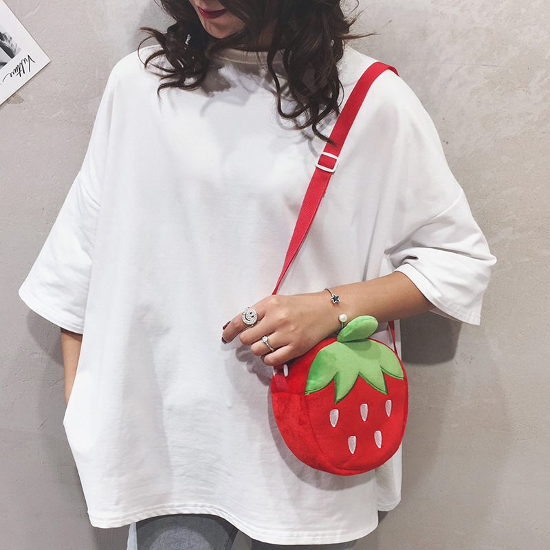 Venta al por mayor 2020 bolsa de mujer nueva bolsa de lona linda caricatura fresa un hombro bolsa crossbody muñeca divertida zero wallet details Picture