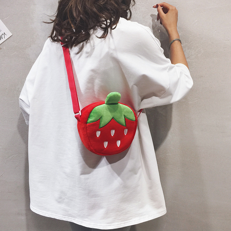 Venta al por mayor 2020 bolsa de mujer nueva bolsa de lona linda caricatura fresa un hombro bolsa crossbody muñeca divertida zero wallet Specification image