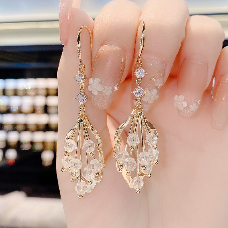 The 2021 autumn new style of personalized and fashionable crystal leaf ear hooks, simple and versatile, light luxury design earrings and pendants for women full figure