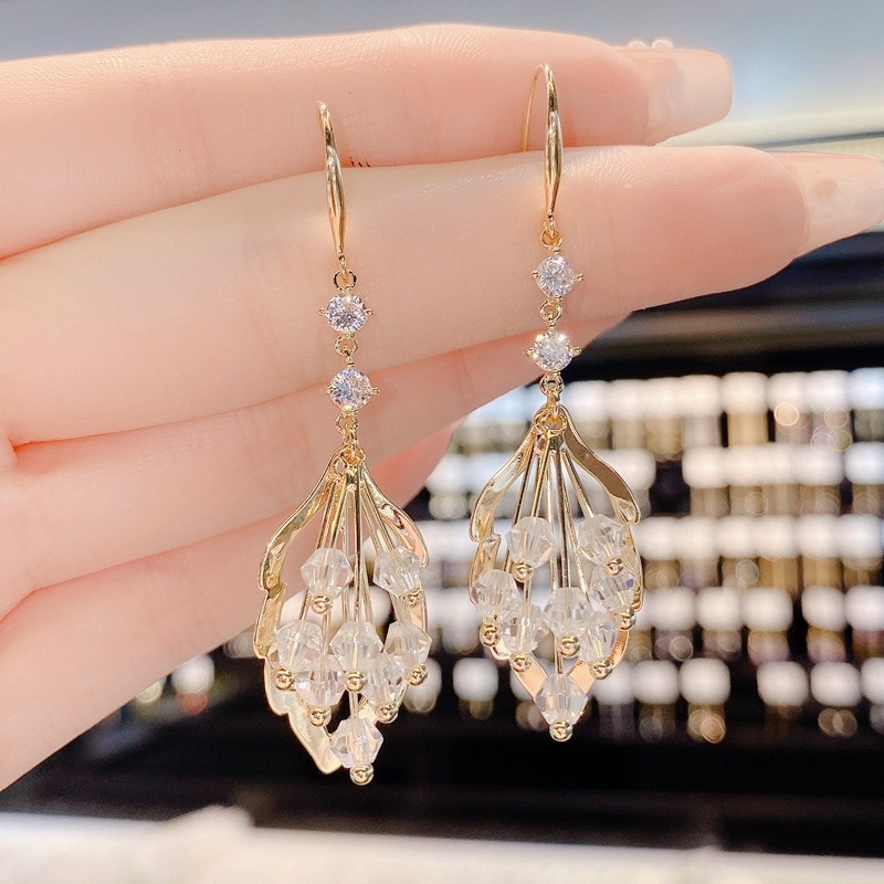 The 2021 autumn new style of personalized and fashionable crystal leaf ear hooks, simple and versatile, light luxury design earrings and pendants for women Application Scenario