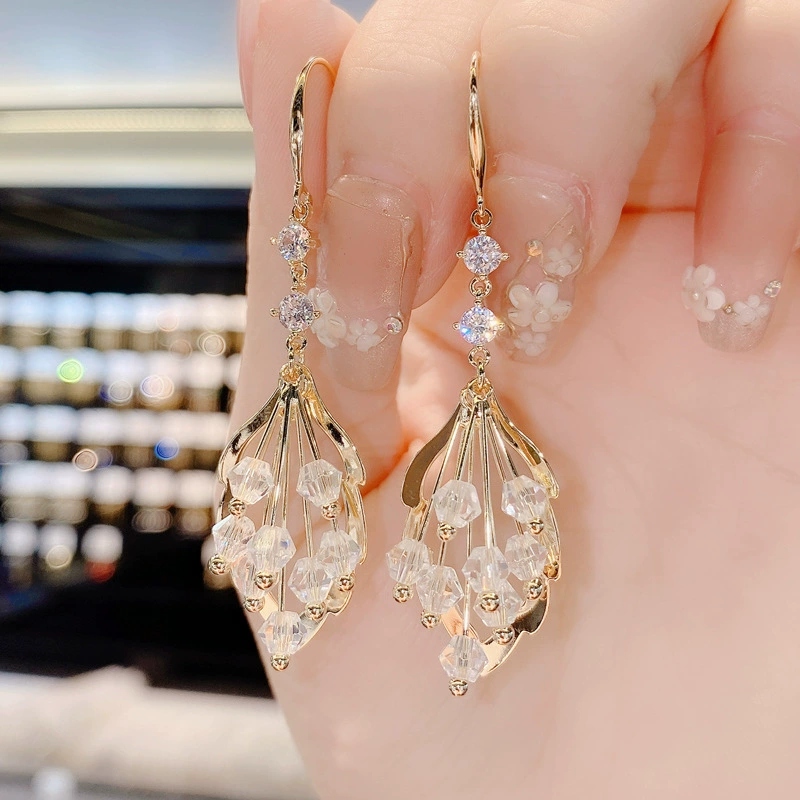 The 2021 autumn new style of personalized and fashionable crystal leaf ear hooks, simple and versatile, light luxury design earrings and pendants for women Item Picture