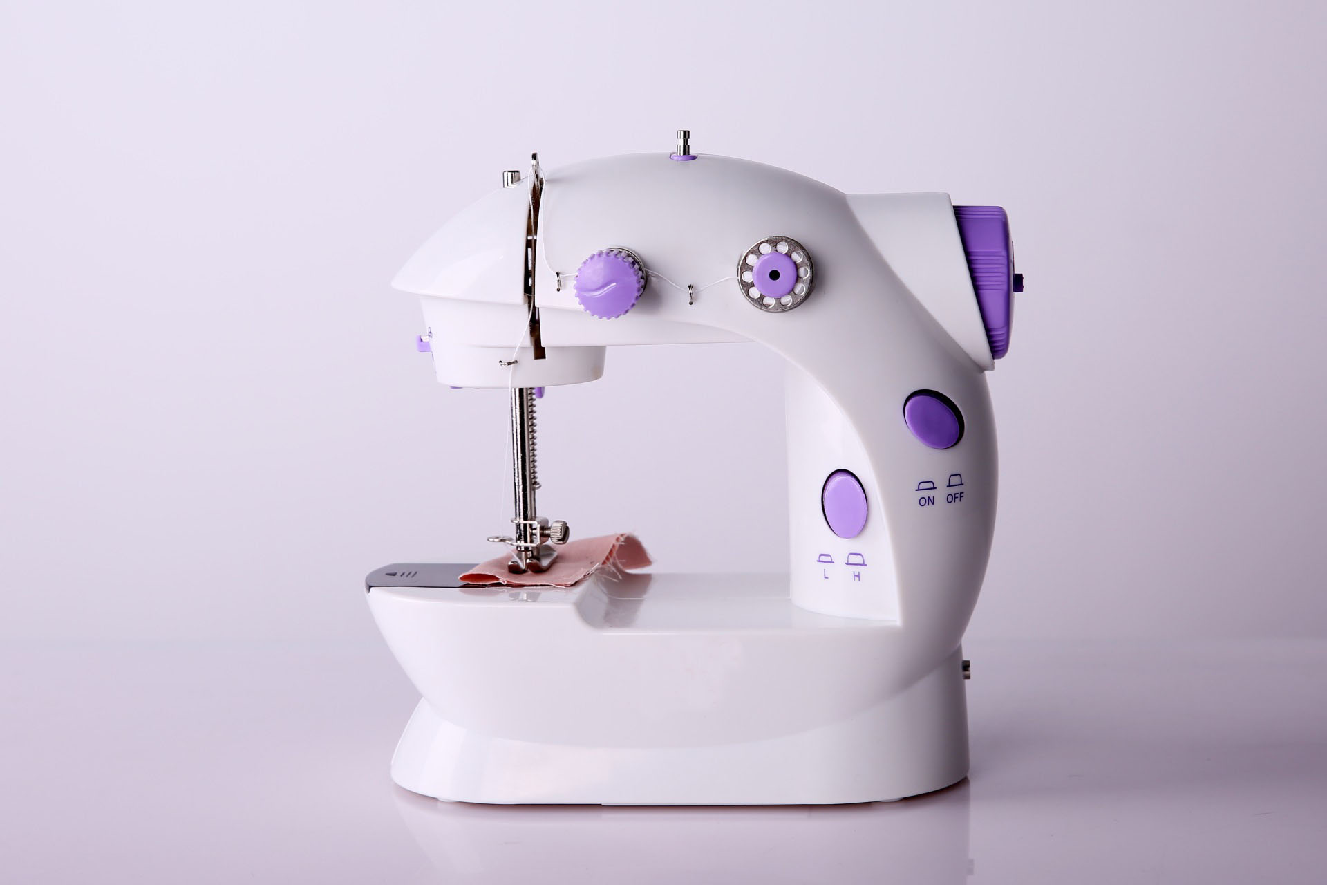 电商热卖家用迷你缝纫机小型全自动多功能吃厚微型台式电动缝纫机图