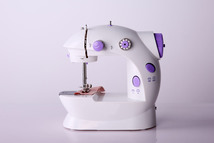 电商热卖家用迷你缝纫机小型全自动多功能吃厚微型台式电动缝纫机