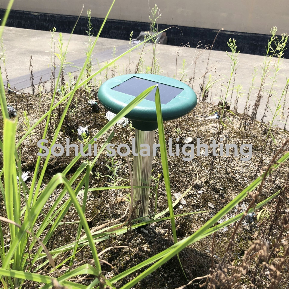 太阳能灯/太阳能庭院灯/太阳能草坪灯白底实物图