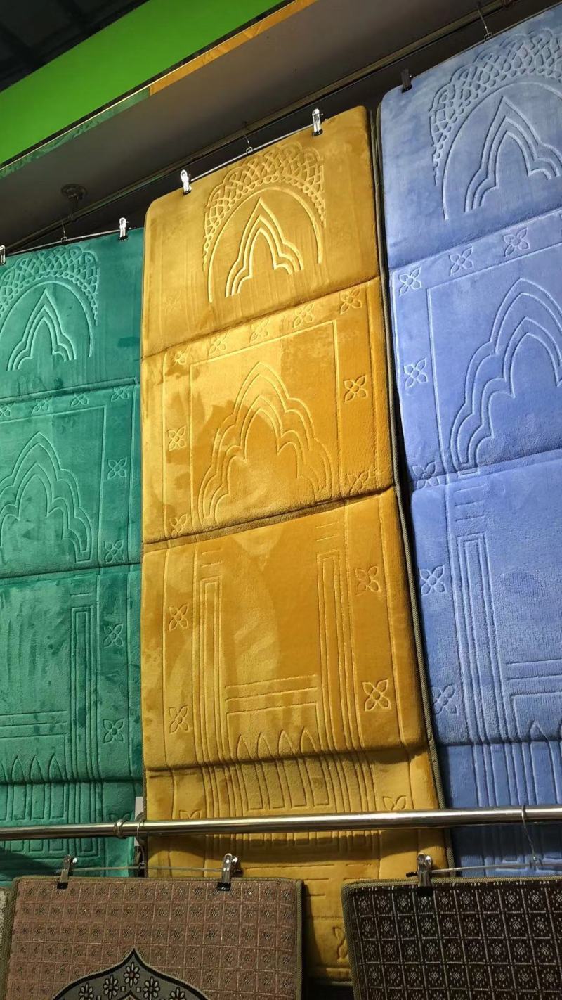 Best-selling portable folding Muslim prayer blanket flannel embossed prayer blanket Item Picture