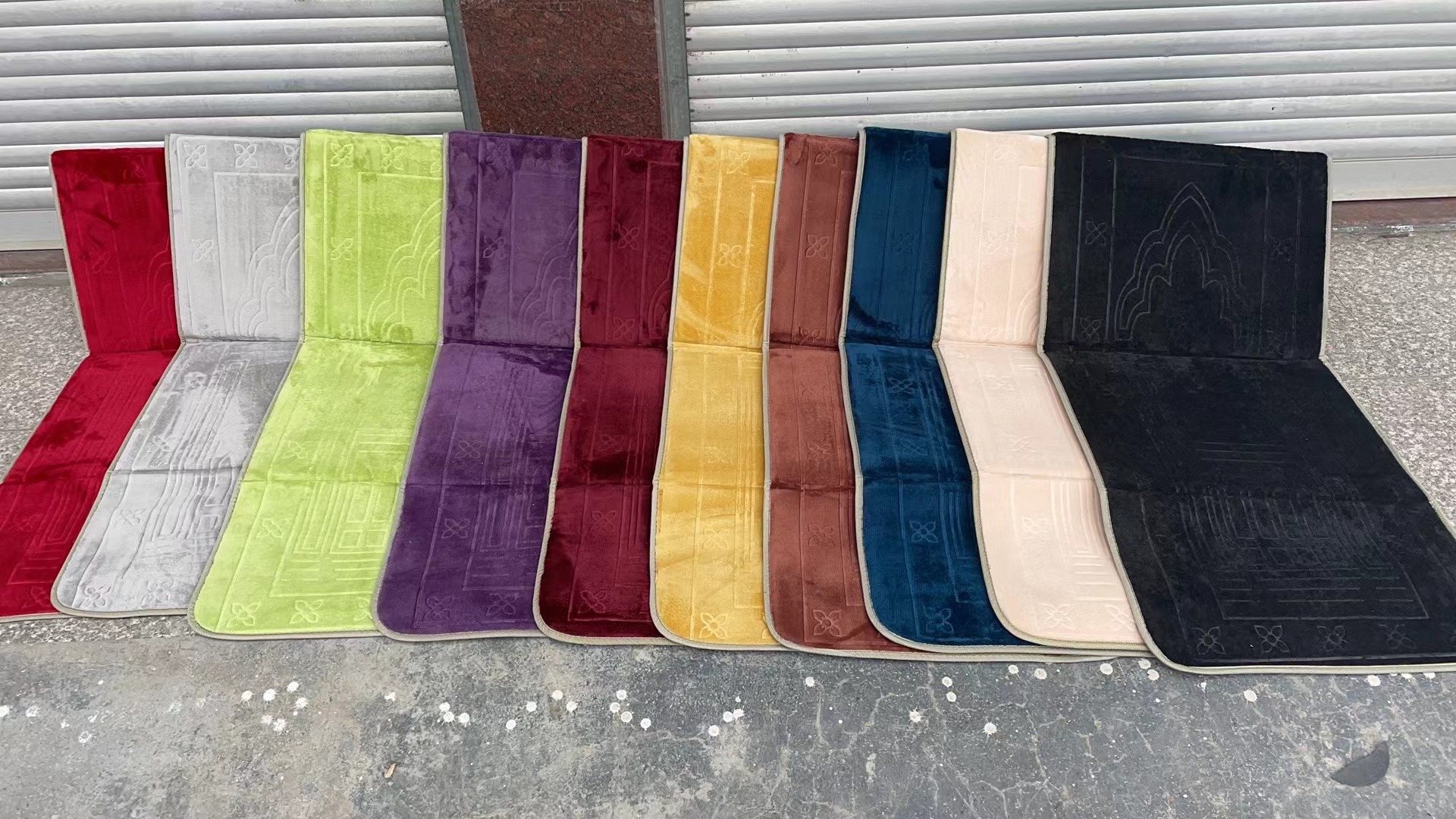 Best-selling portable folding Muslim prayer blanket flannel embossed prayer blanket Application Scenario