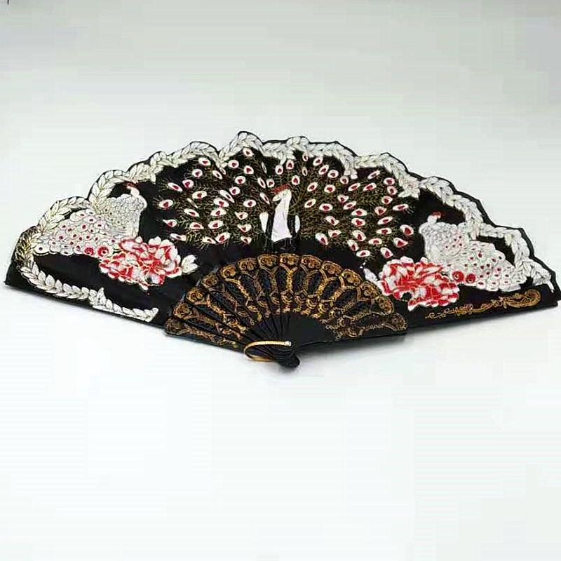 Best-selling black-pole sequined fans, embroidered sequined fans, dancing folding peacock fans, summer gifts, folding fans, Wing Chun fans Application Scenario