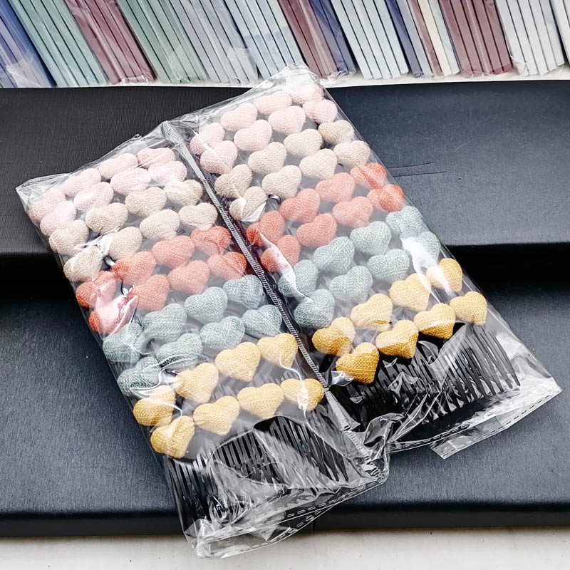 A3221 offers a variety of fabric buckle-fork hair combs and hair accessories. Available at a 2-yuan store, street stall and night market in Yiwu Specification image