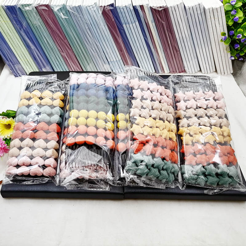 A3221 offers a variety of fabric buckle-fork hair combs and hair accessories. Available at a 2-yuan store, street stall and night market in Yiwu Item Picture