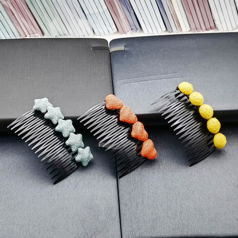 A3221 offers a variety of fabric buckle-fork hair combs and hair accessories. Available at a 2-yuan store, street stall and night market in Yiwu Application Scenario