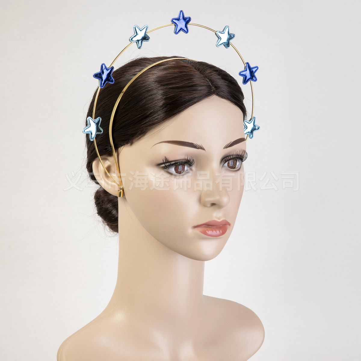 وتقوم شركة "وينس آند جينس" بتزيين شعرها باللون الأزرق إلى طراز "لوليتا" Item Picture