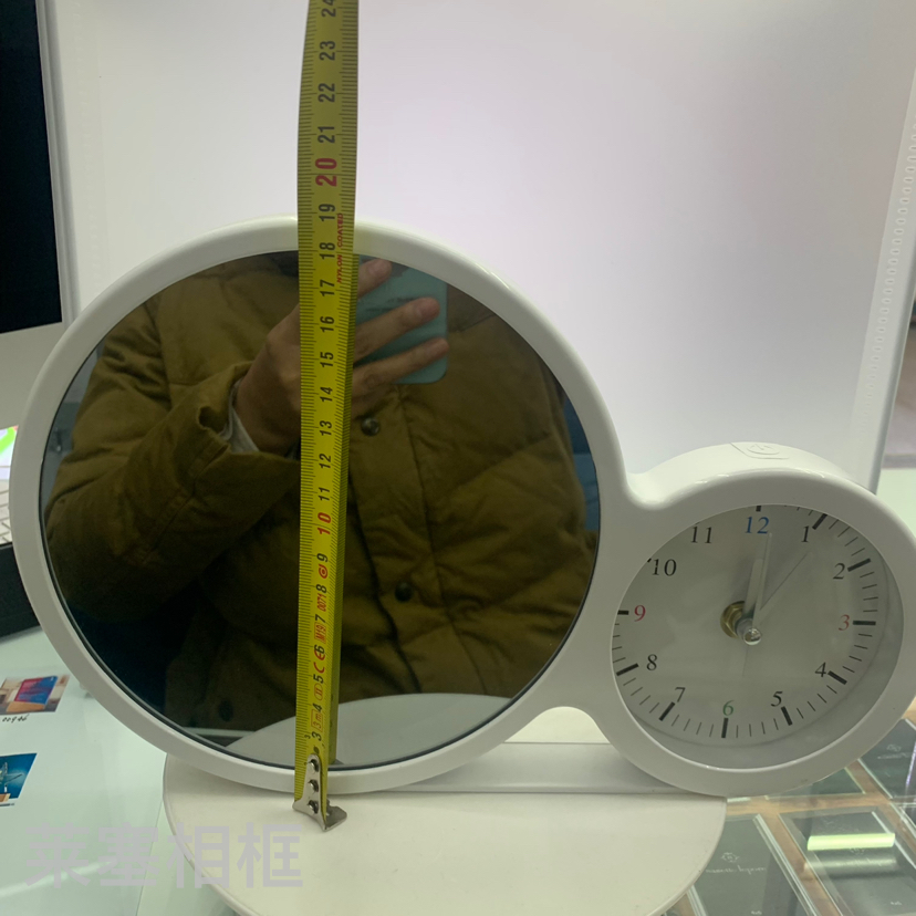 Creative decorative items, handicrafts, home decoration gifts, living room and bedroom photos, magic mirrors and photo frames with round Led lights and clocks Application Scenario