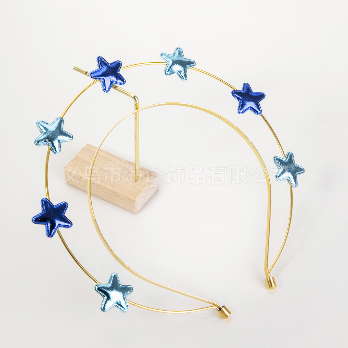 وتقوم شركة "وينس آند جينس" بتزيين شعرها باللون الأزرق إلى طراز "لوليتا" Specification image