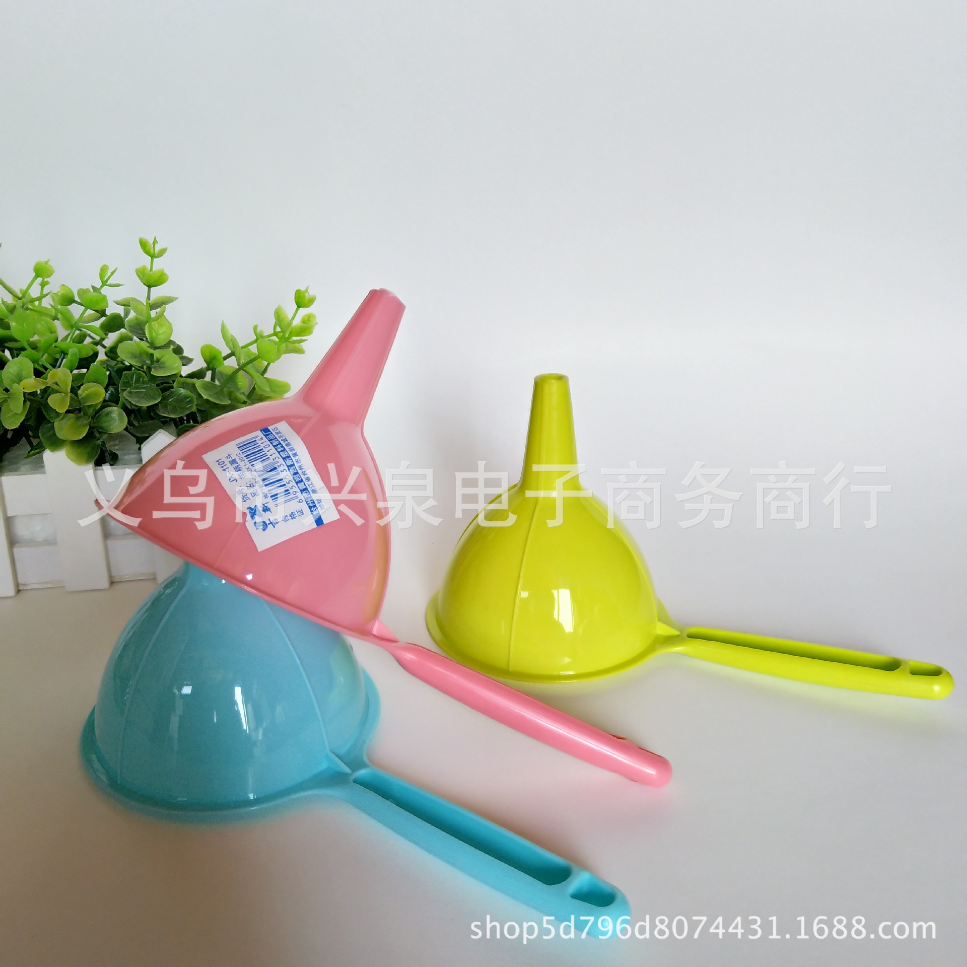 Long-handled funnels, handled funnels, colorful small funnels, fashionable household items, one-yuan special batch details Picture