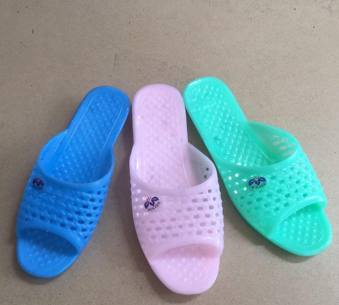 Women's outdoor traditional slippers PVC plastic glass shoes soft rubber thin soles mother's shoes soft soles fashion