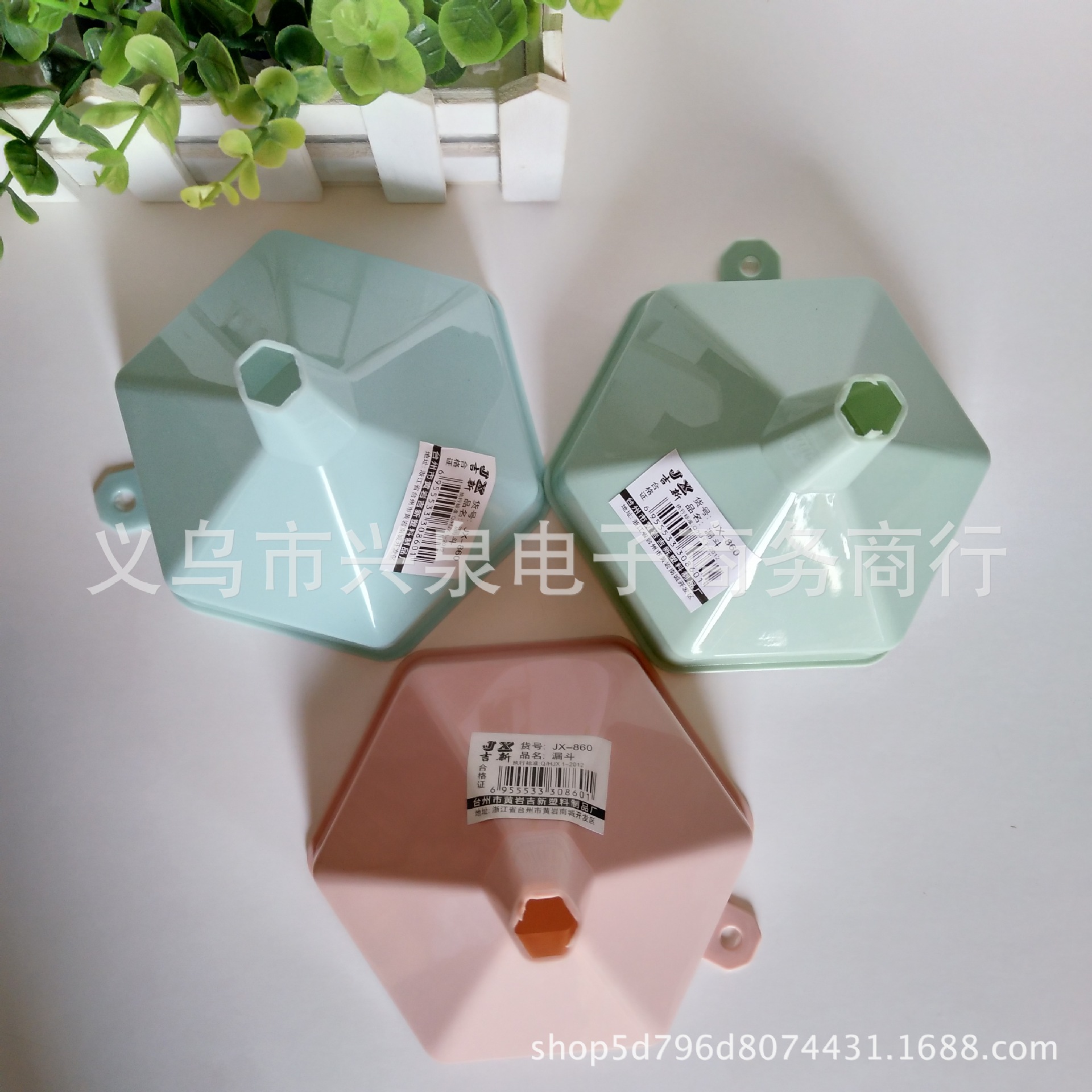 Plastic colored funnel, hexagonal funnel, wheat-colored oil drain, one or two yuan kitchenware details Picture
