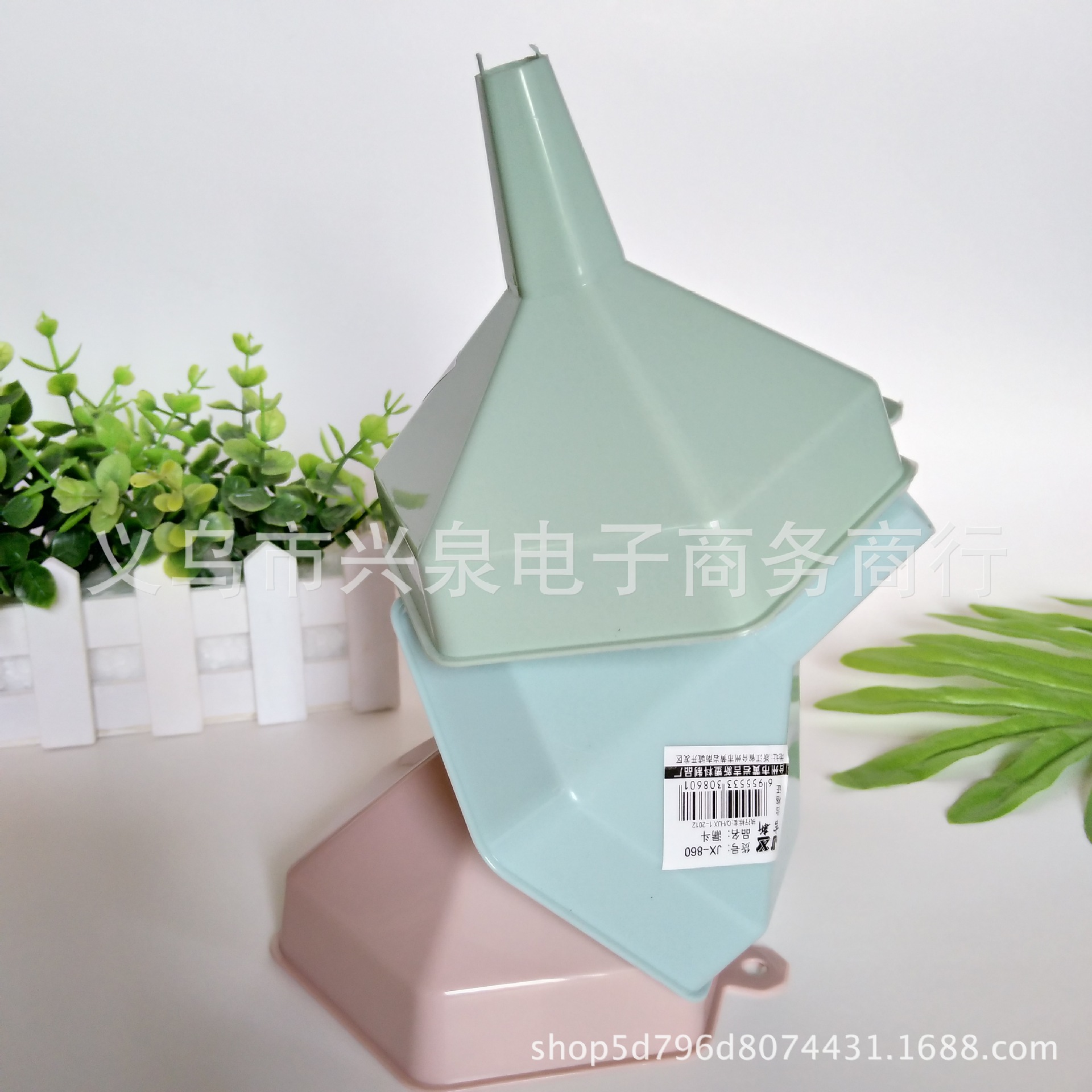 Plastic colored funnel, hexagonal funnel, wheat-colored oil drain, one or two yuan kitchenware Application Scenario