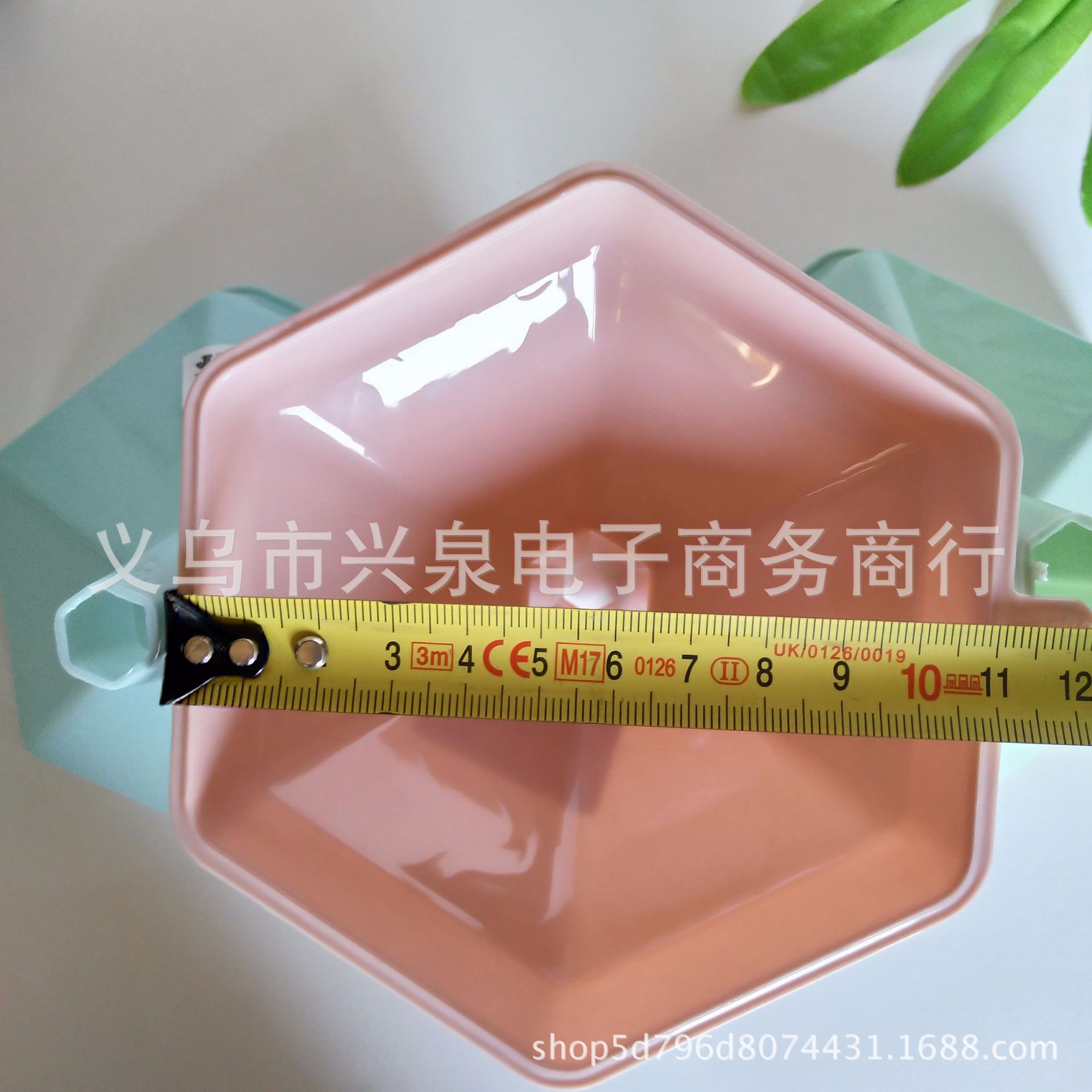 Plastic colored funnel, hexagonal funnel, wheat-colored oil drain, one or two yuan kitchenware Item Picture