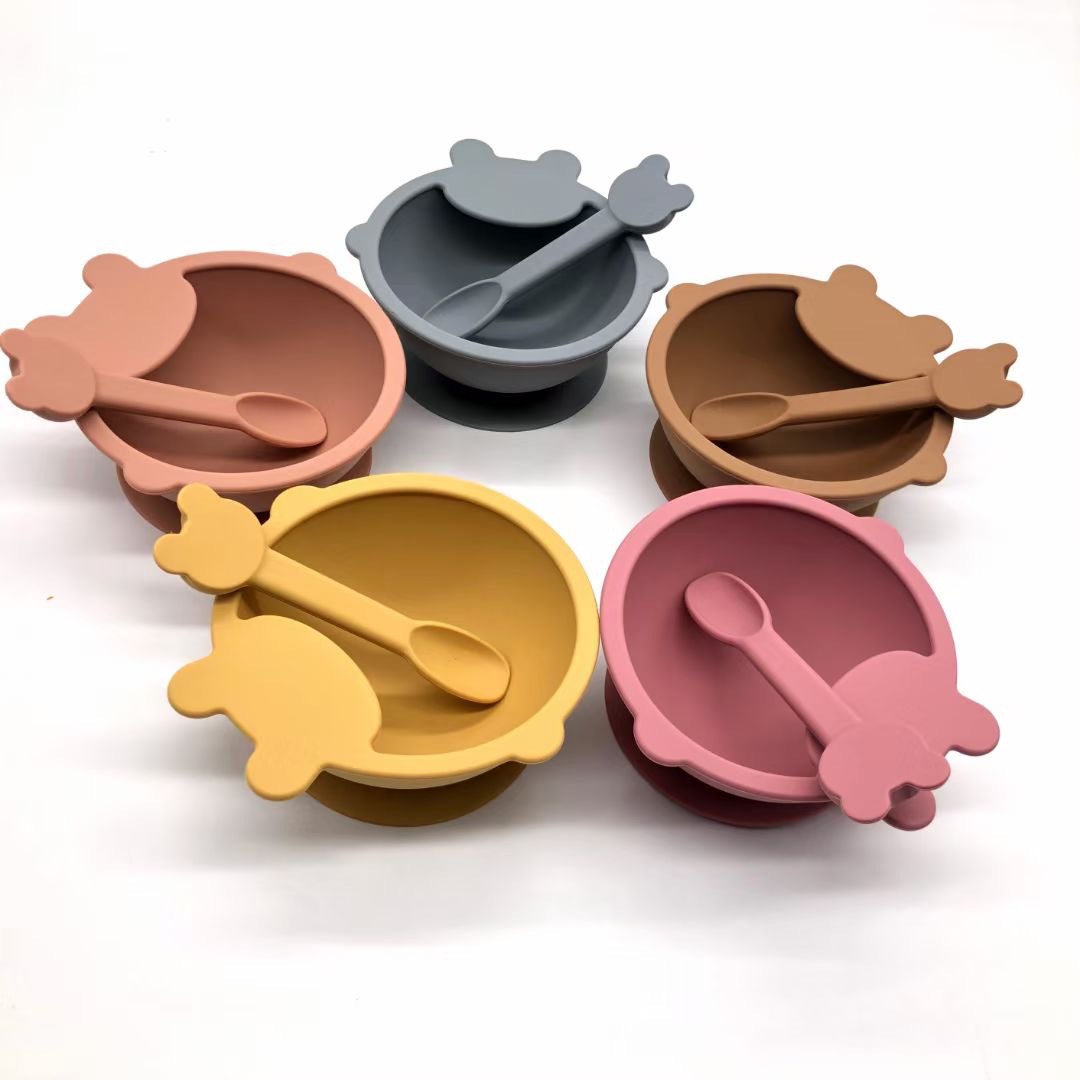 Manufacturer's freshly molded baby silicone bowl and spoon set, silicone tableware, special tableware for babies to eat with suction cups, easy to clean