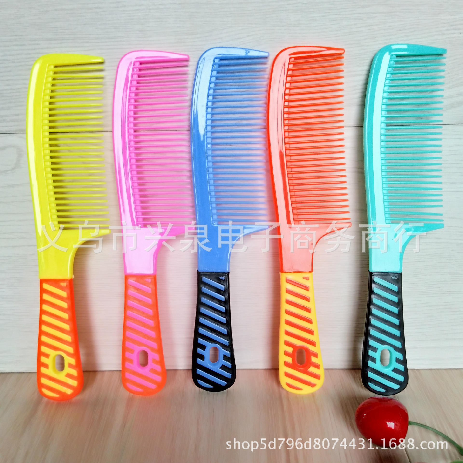 One-yuan hair comb A9, plastic color comb, direct supply of one-yuan daily necessities from comb manufacturer