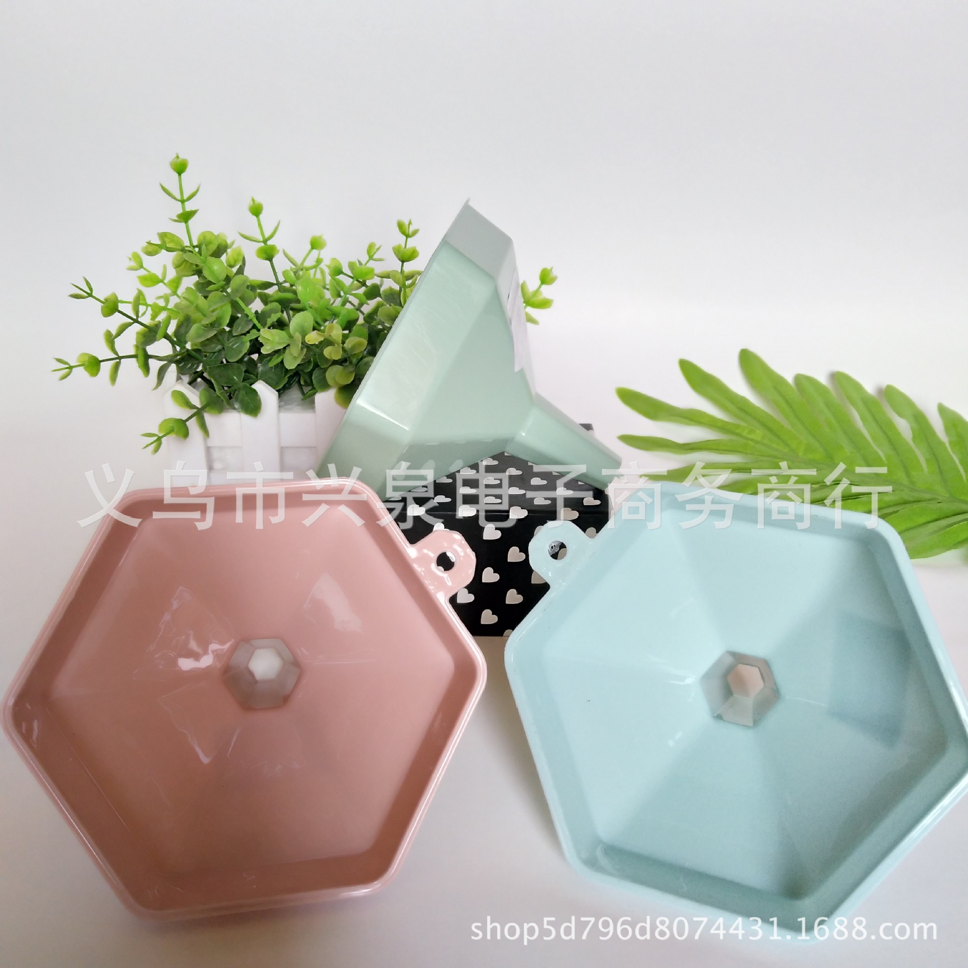 Plastic colored funnel, hexagonal funnel, wheat-colored oil drain, one or two yuan kitchenware Specification image