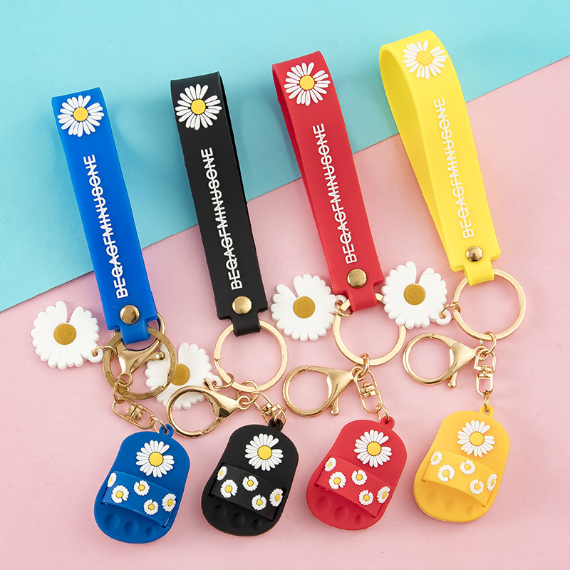 Net red new DIY Daisy doll slippers children's shoes key chain trendy brand shoes lovers key chain bag hanging ornaments