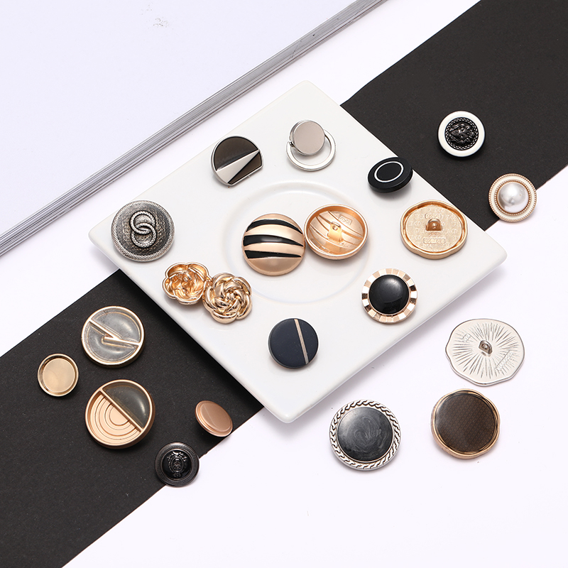 Ladies' small suit QQ, metal buttons, golden hollowed-out flower coat buttons Item Picture