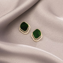 The main green earring has a niche design and a sense of high-grade earrings
