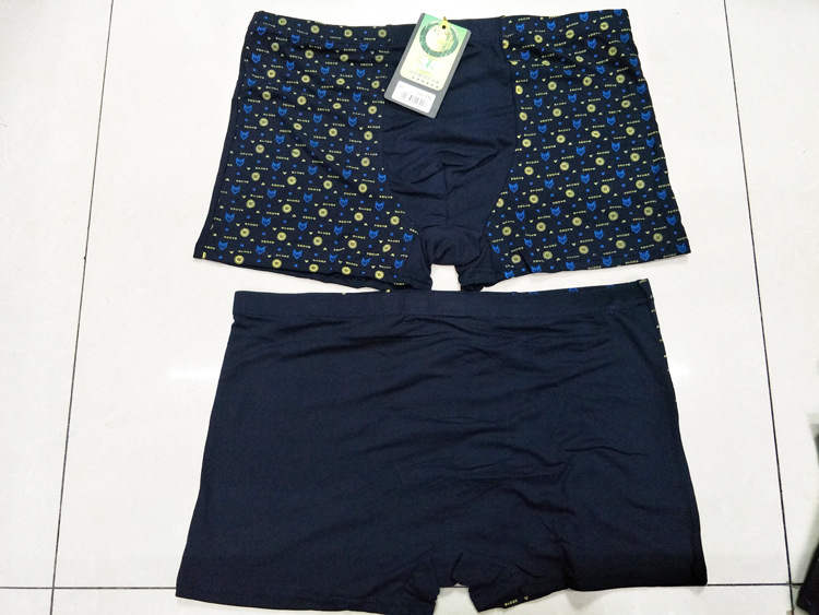 The street stalls are selling hot-selling men's underwear, including boxer shorts, bamboo charcoal men's mid-waisted four-corner shorts, short pants, and wooden dyer printed underwear details Picture