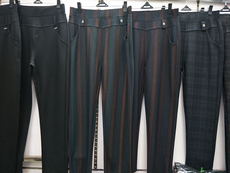 Wholesale of 2019 new checkered outerwear straight-leg elastic waist leggings for middle-aged mothers in spring and autumn Specification image