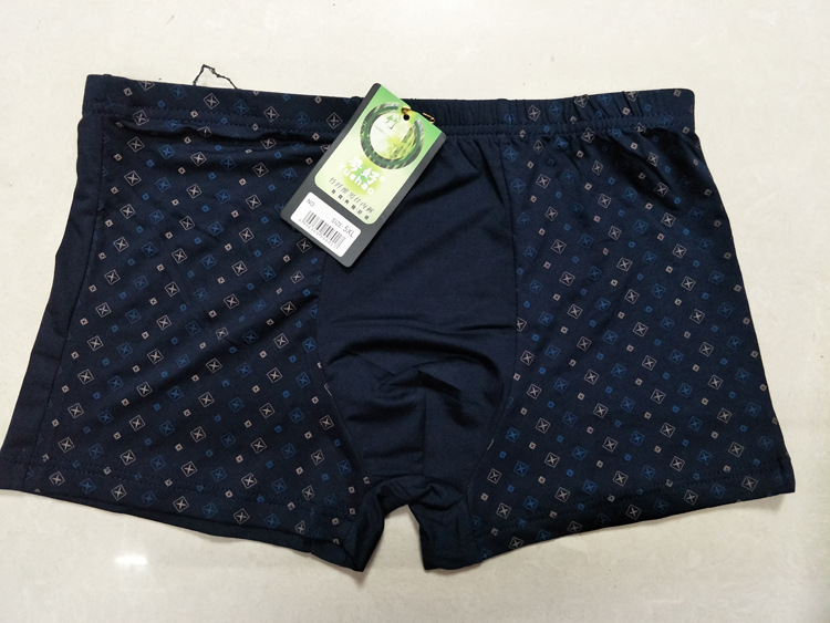 The street stalls are selling hot-selling men's underwear, including boxer shorts, bamboo charcoal men's mid-waisted four-corner shorts, short pants, and wooden dyer printed underwear Specification image