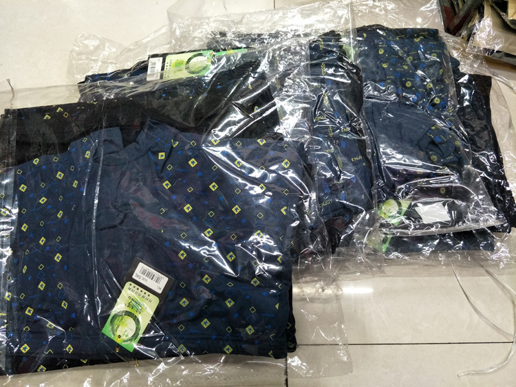 The street stalls are selling hot-selling men's underwear, including boxer shorts, bamboo charcoal men's mid-waisted four-corner shorts, short pants, and wooden dyer printed underwear Item Picture