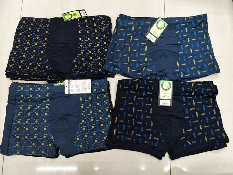 The street stalls are selling hot-selling men's underwear, including boxer shorts, bamboo charcoal men's mid-waisted four-corner shorts, short pants, and wooden dyer printed underwear