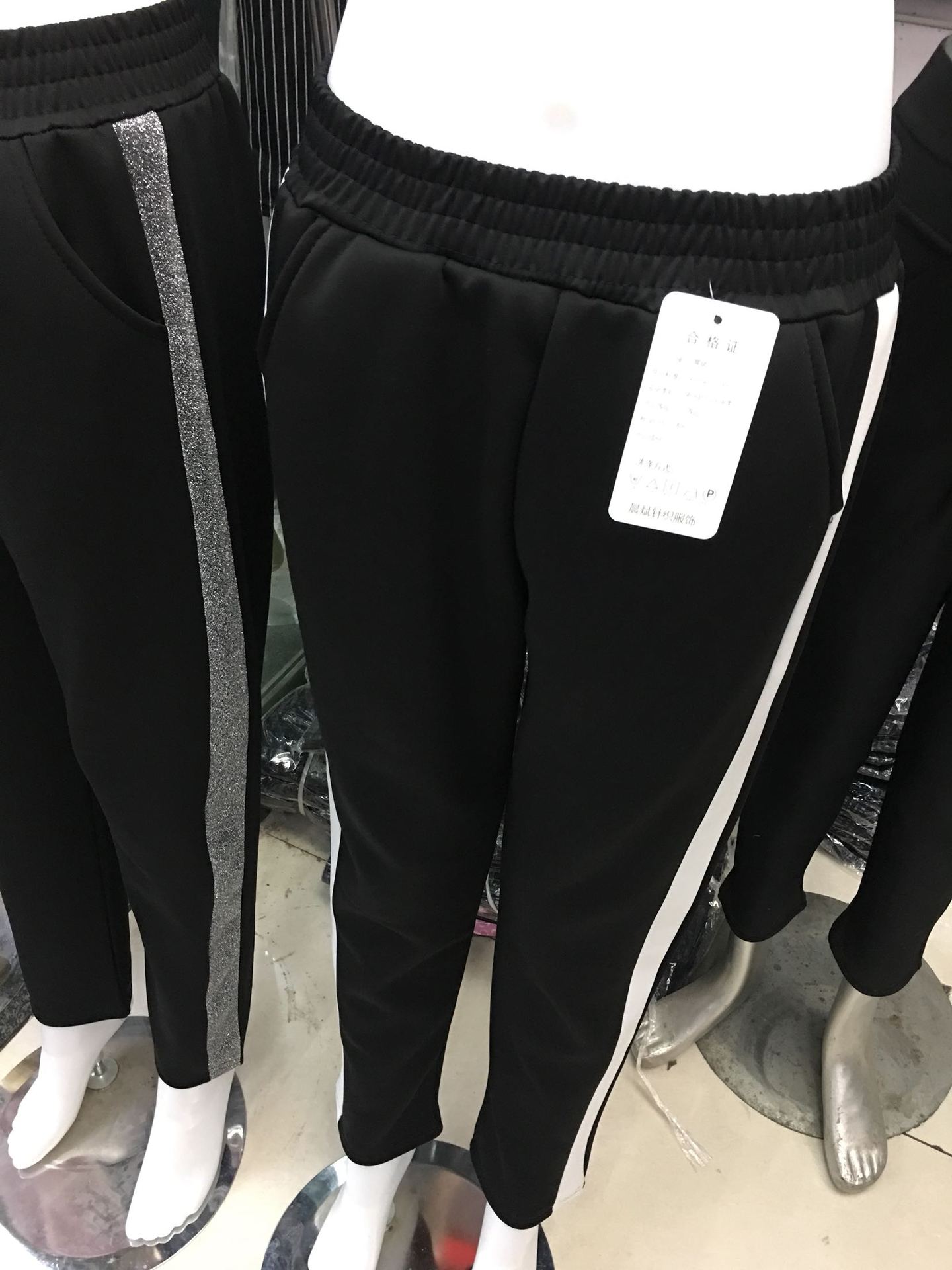 Women's 2018 autumn/winter new Korean-style loose sports long pants, enlarged, plump, fleece, warm and thick mom pants details Picture