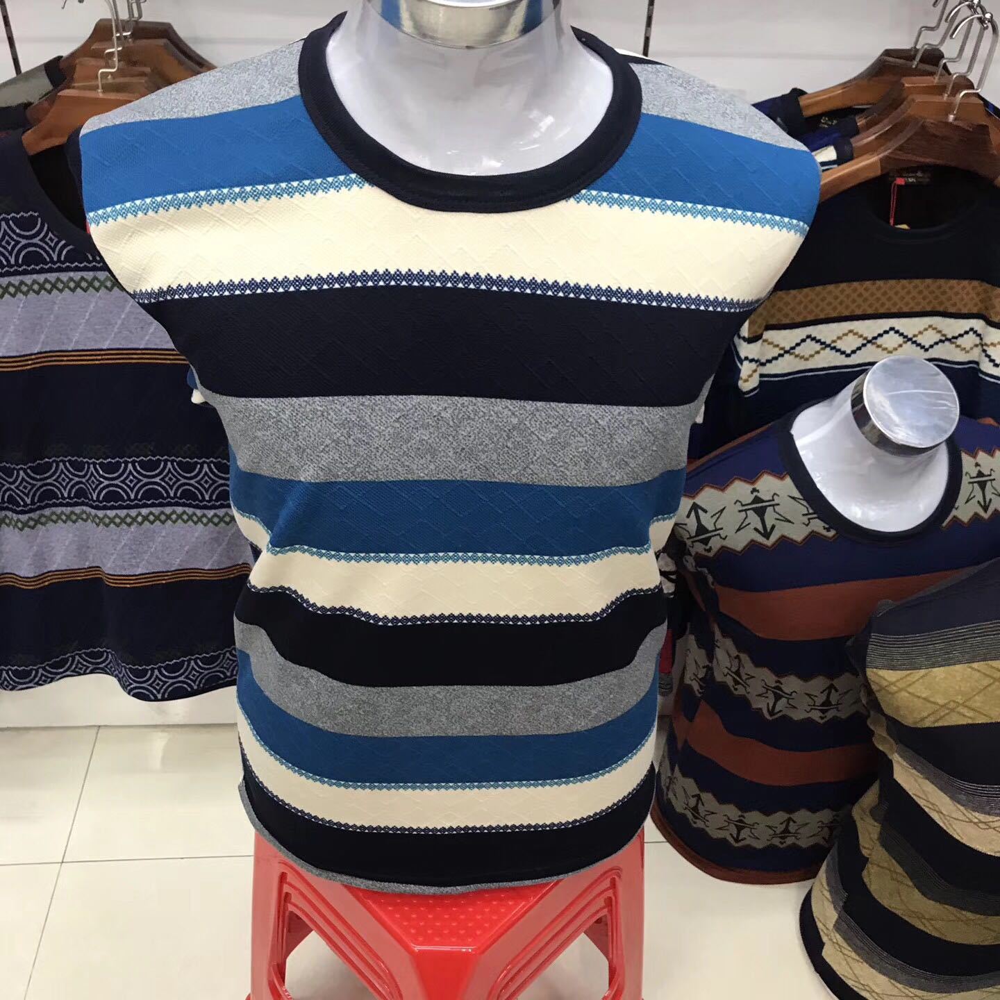 Wholesale of new men's winter 2018 faux cashmere thickened and fleece striped base layer and warm top for dad Application Scenario