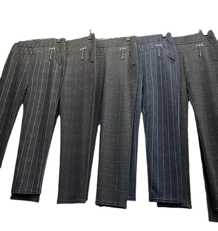 Mom pants: Spring and autumn pocket women's pants, high-waisted loose straight-leg long pants, middle-aged and elderly large-sized summer grandma pants details Picture
