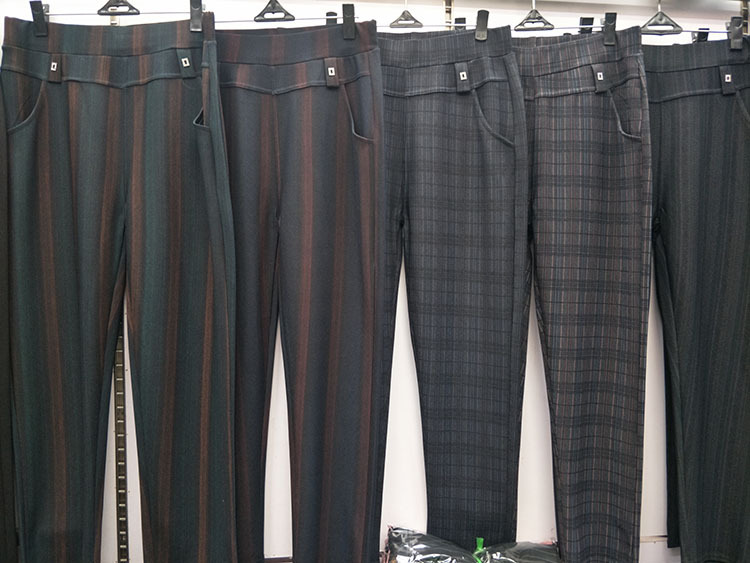 Wholesale of 2019 new checkered outerwear straight-leg elastic waist leggings for middle-aged mothers in spring and autumn