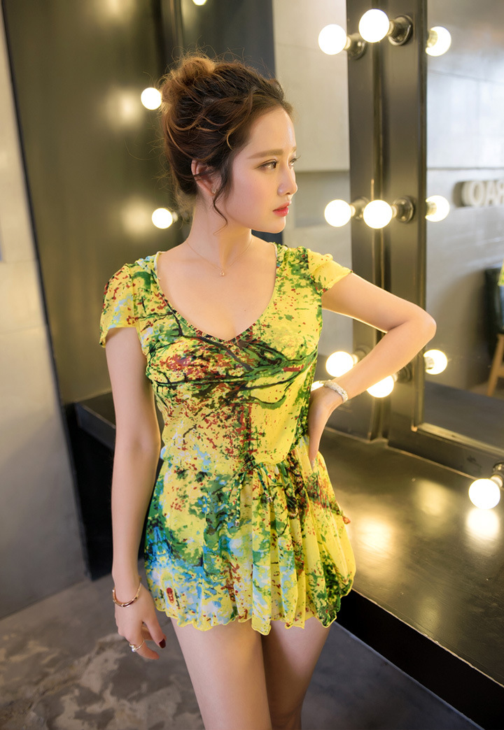 Women's three-piece swimsuit set, bikini, small bust, sexy, slimming blouse, skirt-style belly covering, new beach swimsuit details Picture