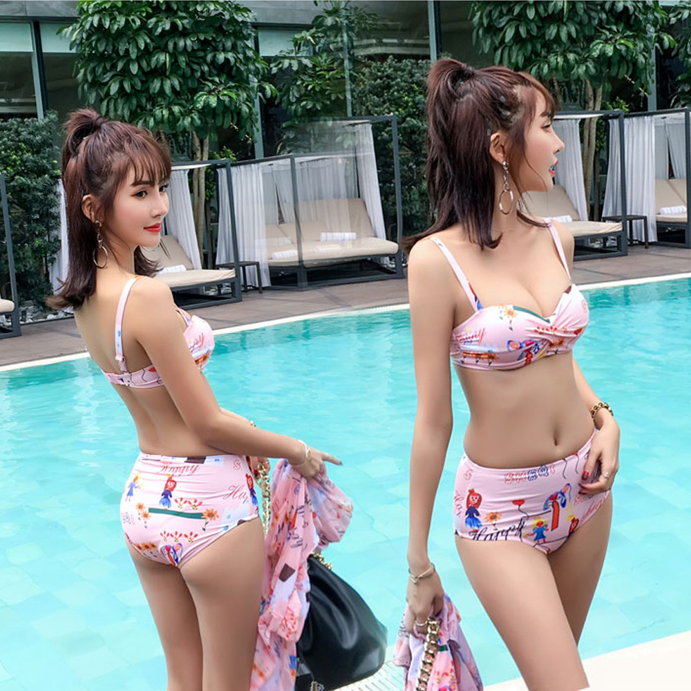 A women's three-piece swimsuit set that conceals the belly and makes one look slimmer. A fairy-like conservative Instagram style hot spring blouse and boxer shorts gather a sexy Korean look