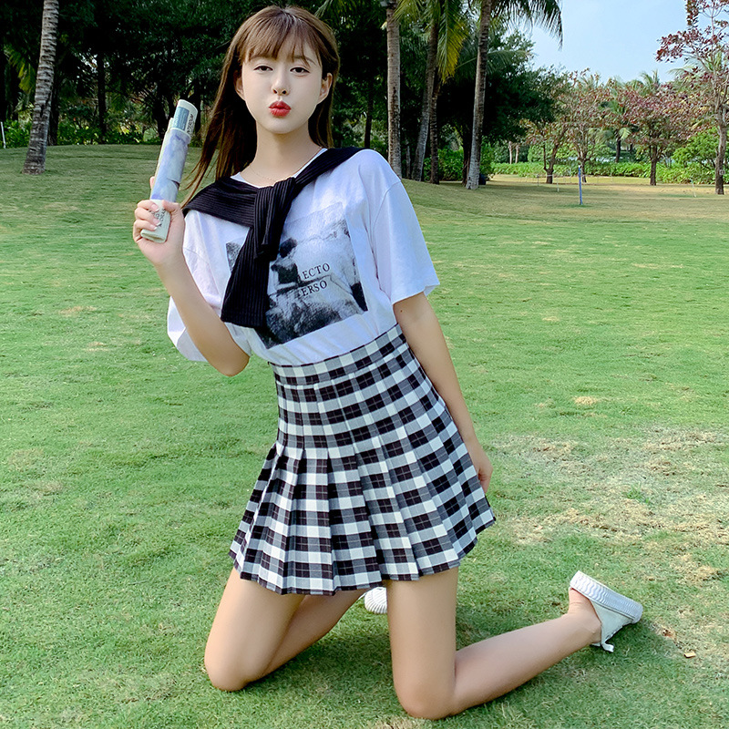 2021 New Korean-style high-waisted, slimming, versatile and anti-glare A-line checkered pleated skirt short skirt for women Application Scenario