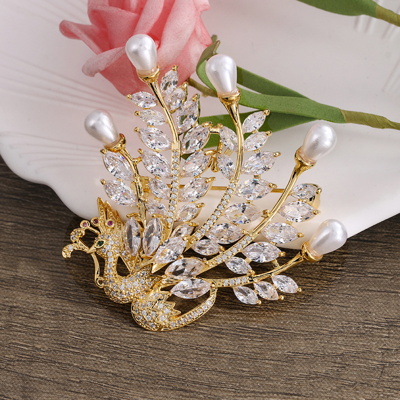 欧美时尚锆石孔雀胸针 奢华珍珠胸花 保色电镀丝巾别针衣服配饰品