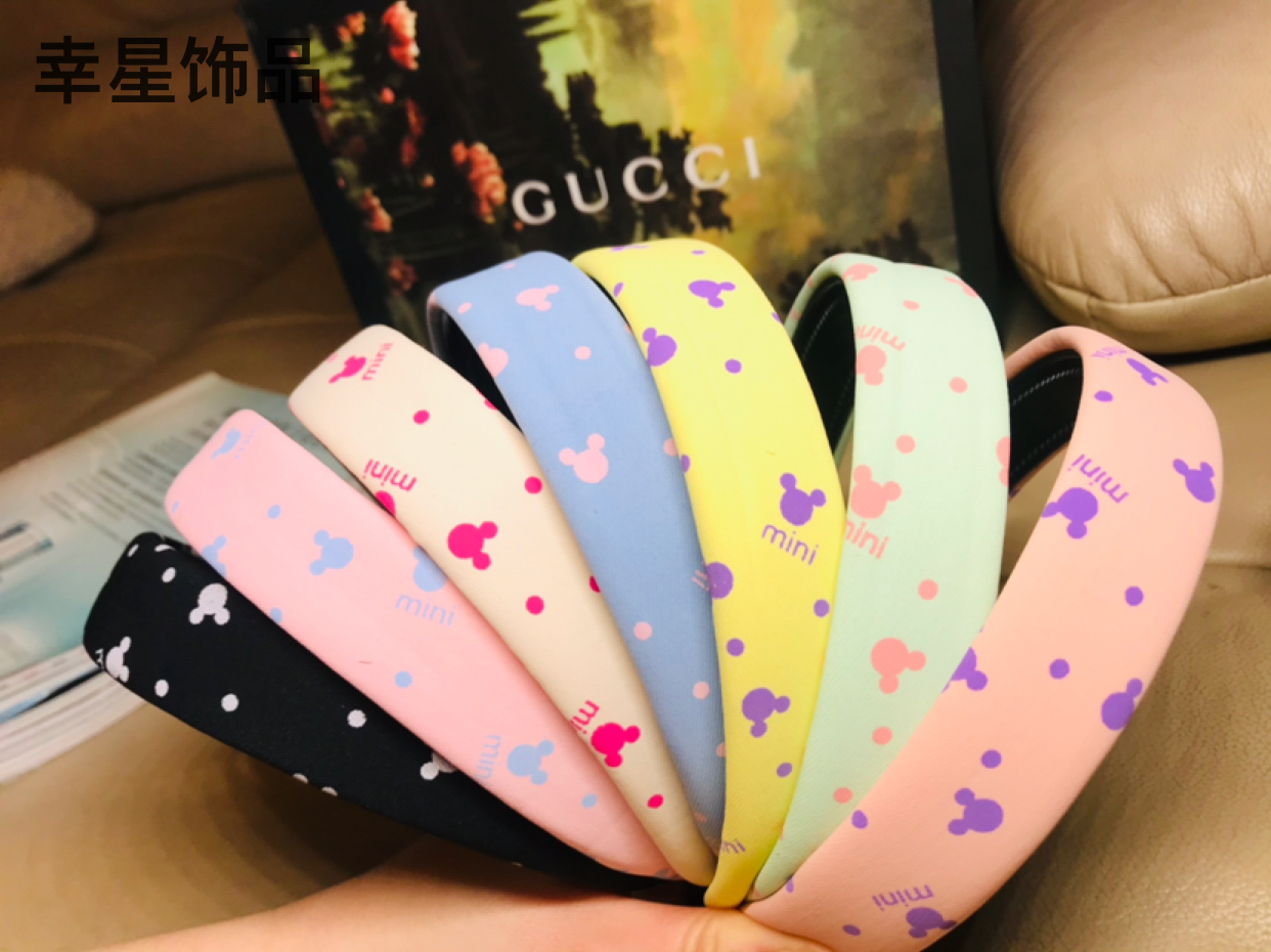 Yongai Jiu Ai hair band Sponge headband is a versatile accessory for going out. It's a sweet and popular Korean female hairpin for washing face and pressing hair Application Scenario