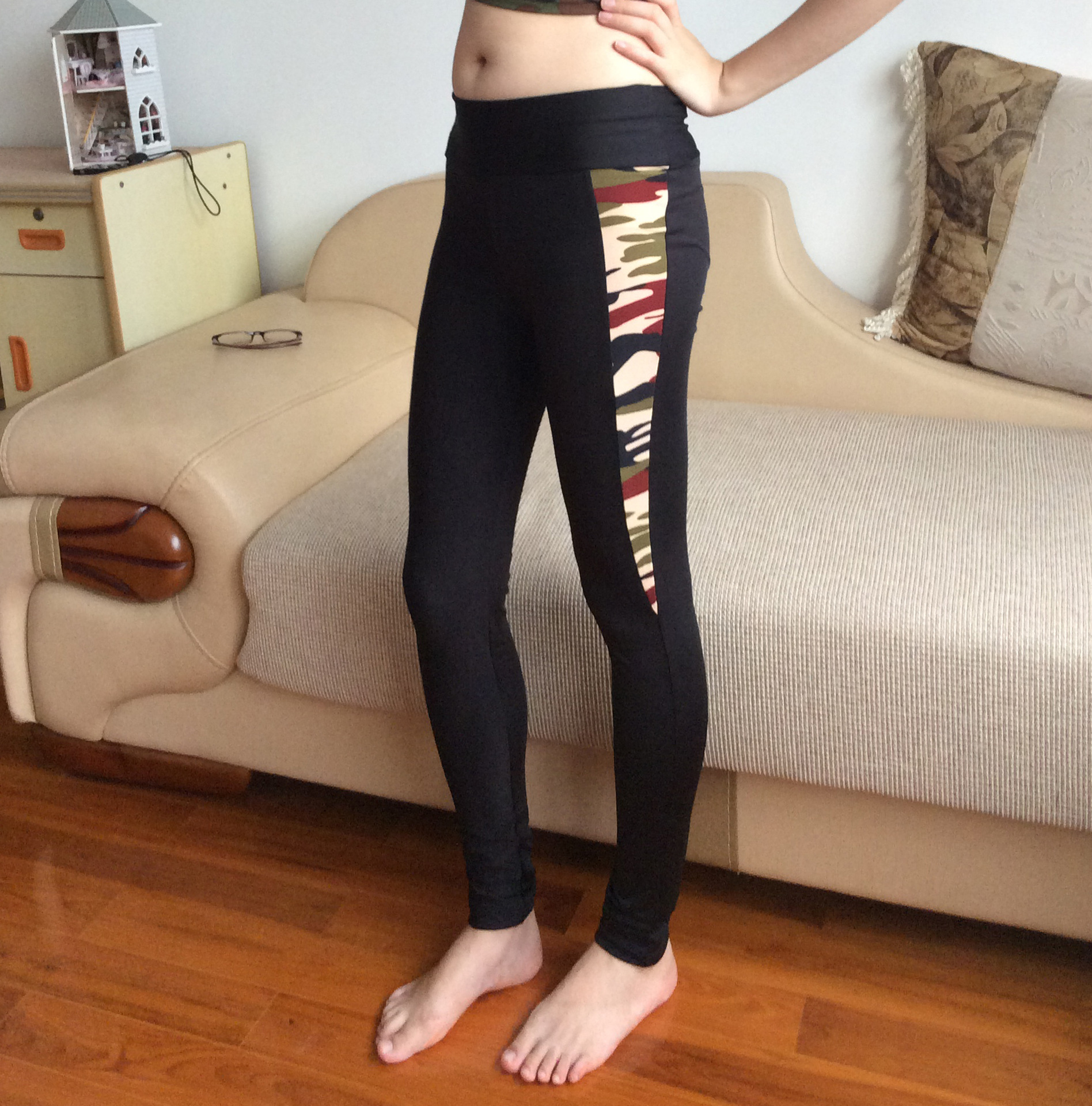 Fashionable curved camouflage patchwork stretch yoga pants, practice pants and fitness wear details Picture