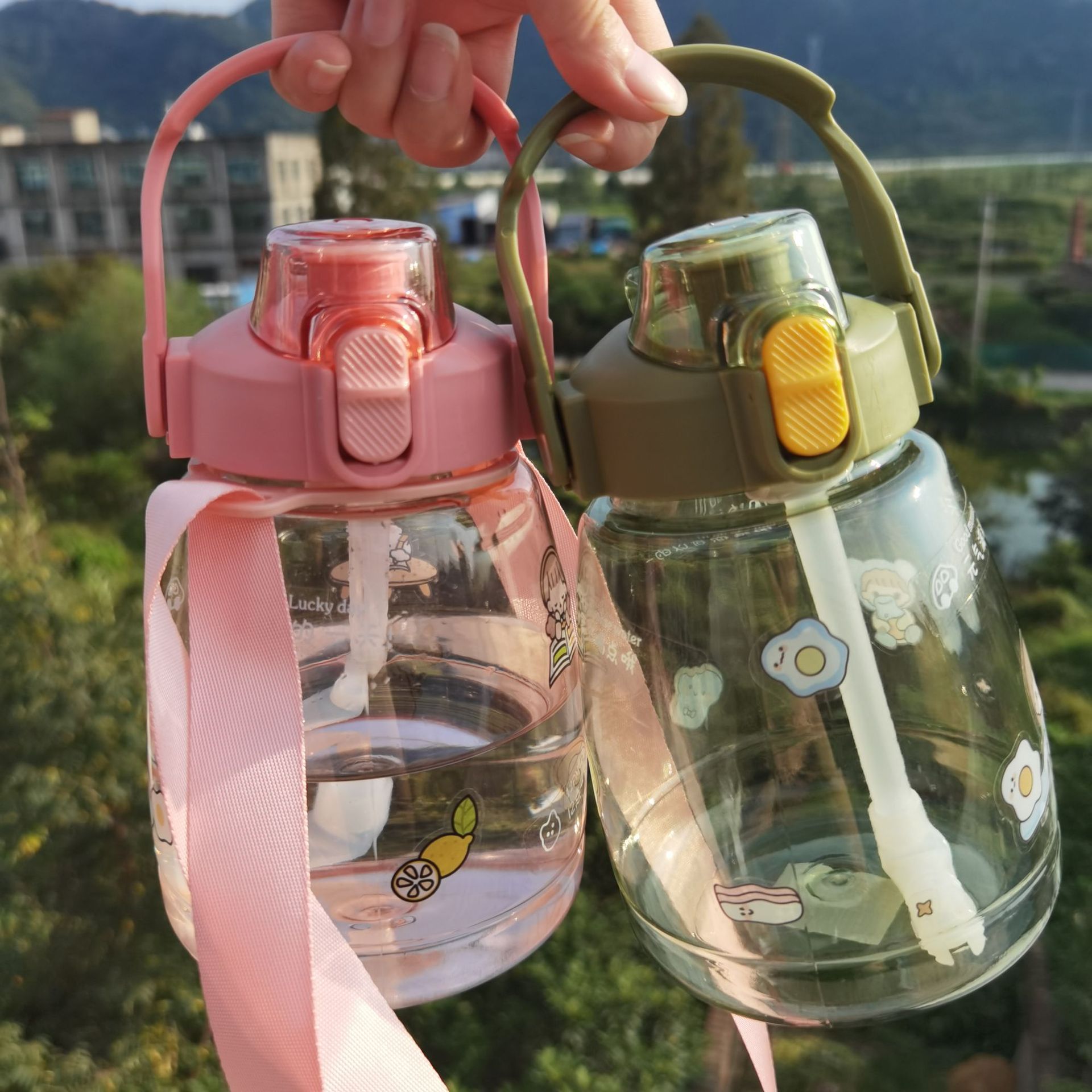 Tazas de agua de gran capacidad para las niñas de alto nivel de aspecto deportivo portan la pajita gran estómago tazas de plástico tazas de agua de plástico